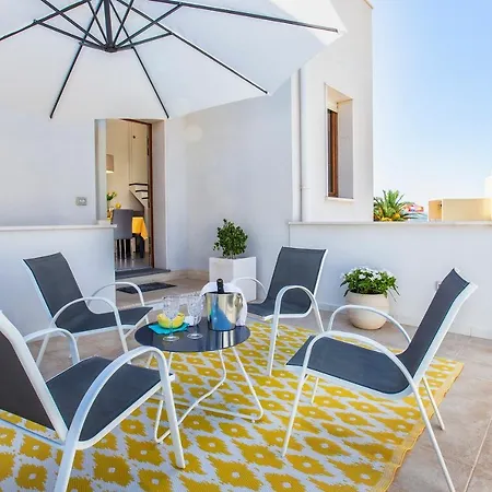 Nura's - Al Mare Sea Front Apartmán *