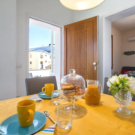 Nura's - Al Mare Sea Front Apartmán *