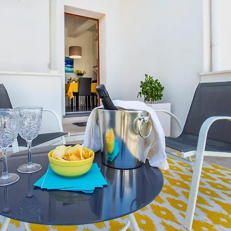 Nura's - Al Mare Sea Front Apartment *