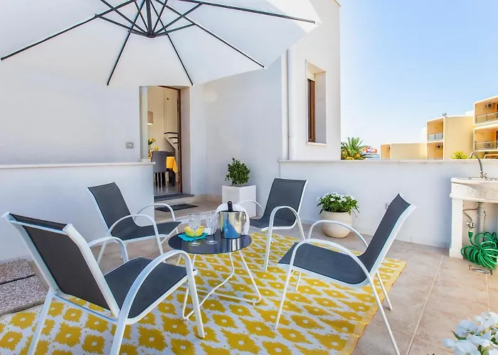 Nura's - Al Mare Sea Front Appartement *