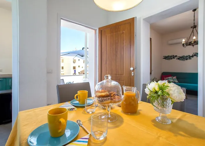 Nura's - Al Mare Sea Front Appartement *