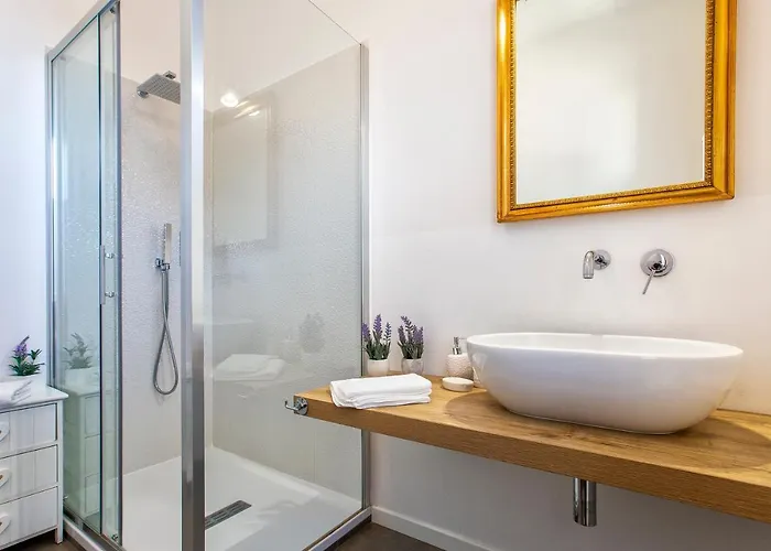 Nura's - Al Mare Sea Front Appartement *