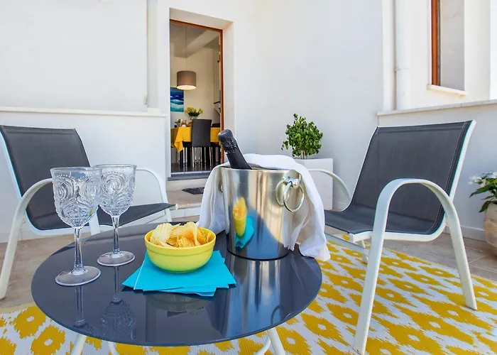 Nura's - Al Mare Sea Front Appartement *